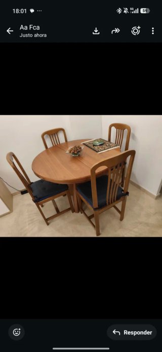 Mesa de comedor y 4 sillas de madera