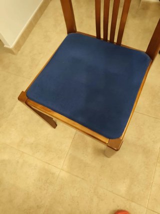 Mesa de comedor y 4 sillas de madera