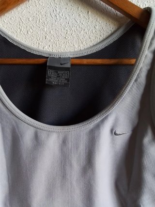 Camiseta deportiva"Nike" gris y negra. Talla L.