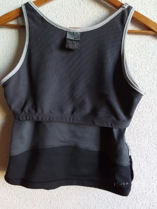Camiseta deportiva"Nike" gris y negra. Talla L.