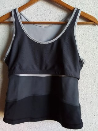 Camiseta deportiva"Nike" gris y negra. Talla L.