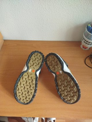 Zapatillas de montaña verdes