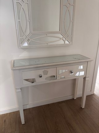 Mueble de entrada blanco y cristal