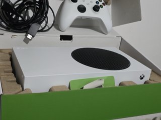 Xbox Series S Blanca y Rosa + Mando