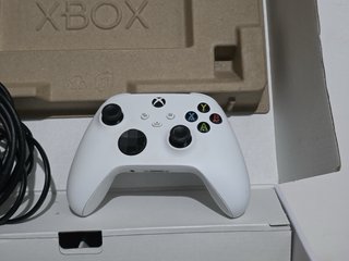 Xbox Series S Blanca y Rosa + Mando