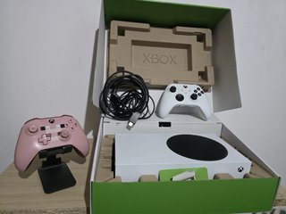 Xbox Series S Blanca y Rosa + Mando