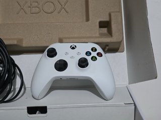 Xbox Series S Blanca y Rosa + Mando