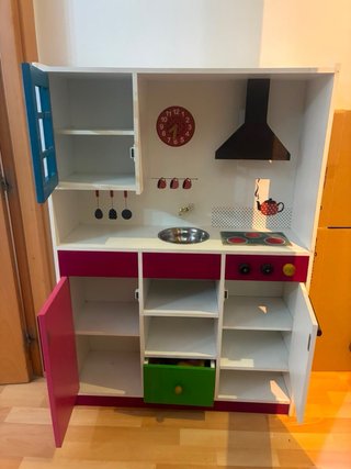 Cocina de madera con accesorios