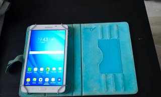 Samsung Tab A 7.0 con funda azul