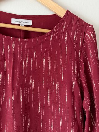 Vestido burdeos Amichi con detalles dorados