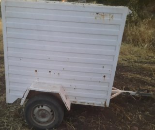 Remolque metálico blanco