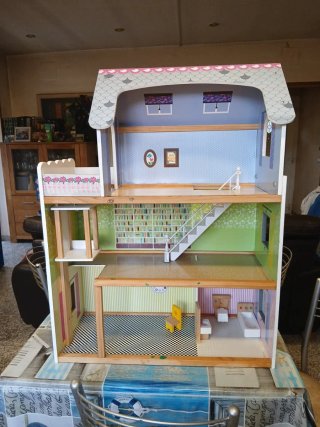 Casita de madera para muñecas