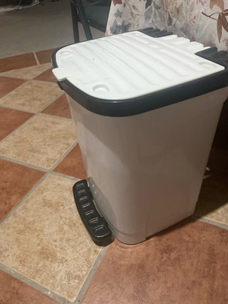 Papelera de plástico blanca y negra