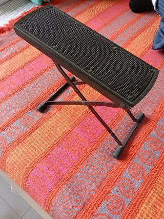Guitarra Admira Paloma  con reposapiés y Afinador