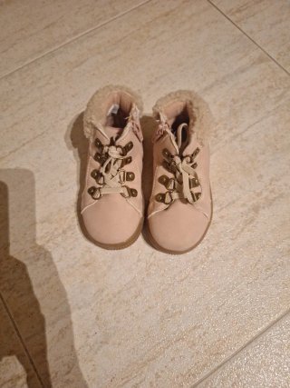 Botas de bebé rosas con pelo
