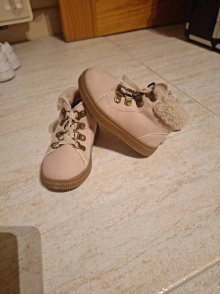 Botas de bebé rosas con pelo