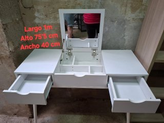 Tocador blanco con espejo y cajones