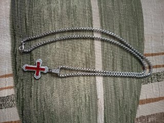 Cadena con colgante de cruz plateada y roja