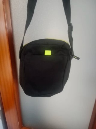 Bolso deportivo Dafod negro y amarillo
