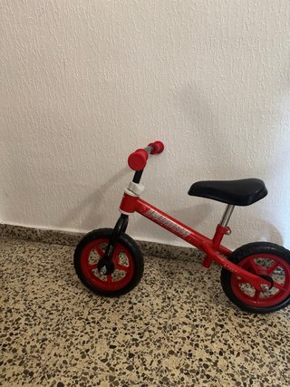 Bici de equilibrio roja para niños