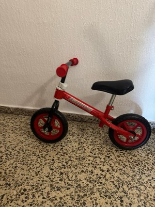 Bici de equilibrio roja para niños