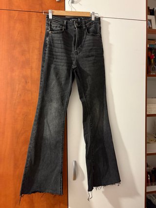 Pantalones campana negros Stradivarius T.36