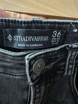 Pantalones campana negros Stradivarius T.36