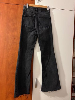 Pantalones campana negros Stradivarius T.36