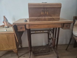 Máquina de coser Alfa con pedal