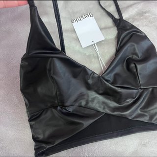Crop top polipiel Bershka negro talla única