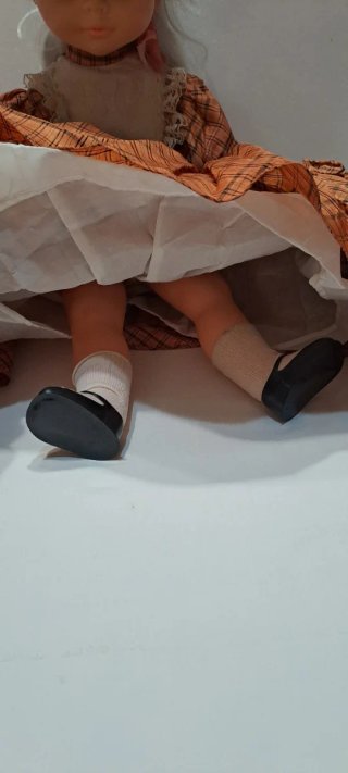 Bambola in plastica vintage con vestito a quadri