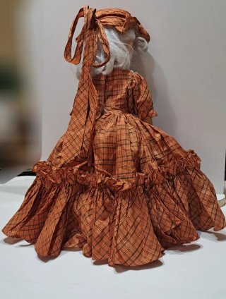 Bambola in plastica vintage con vestito a quadri