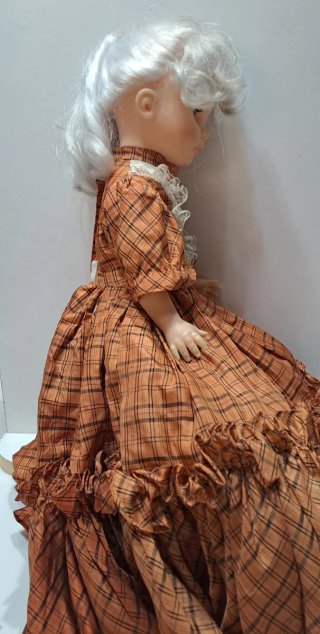 Bambola in plastica vintage con vestito a quadri