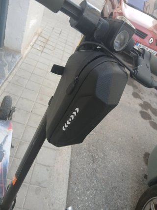 Patinete eléctrico con bolsa