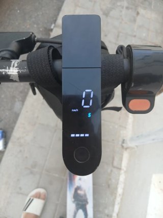 Patinete eléctrico con bolsa