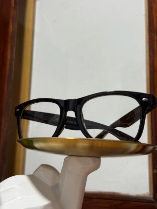 Gafas de sol de pasta negra cristales claros.