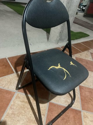 Silla de oficina plegable negra. Esta roto asiento