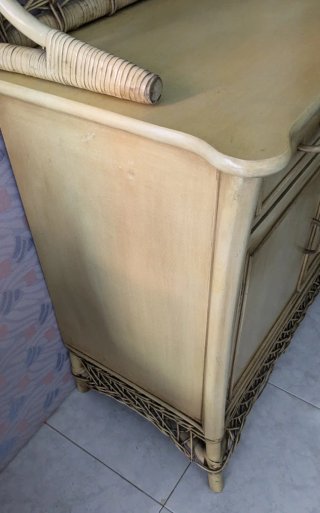 Tocador de mimbre y madera