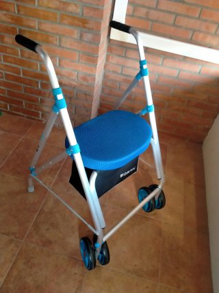 Andador/Caminador con asiento y bolsa
