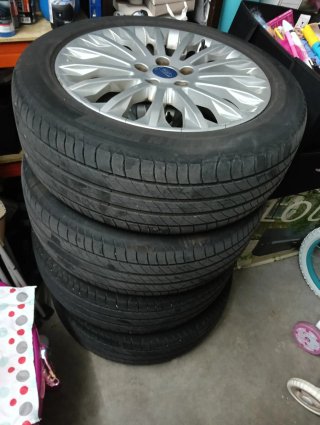 4 Llantas Ford  215 50 17 91W Con los 4 neumáticos