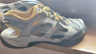 Sandalias The North Face grises y amarillas