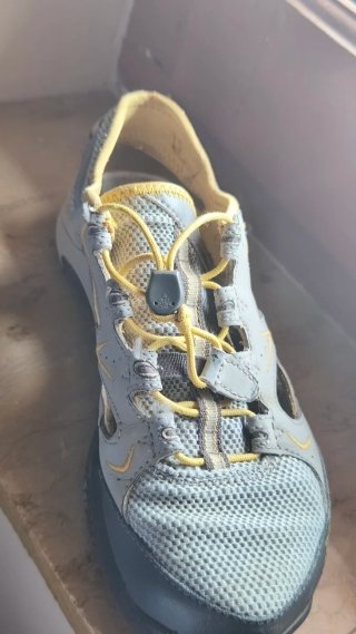 Sandalias The North Face grises y amarillas