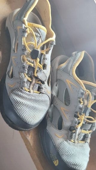 Sandalias The North Face grises y amarillas