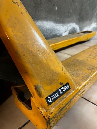 Transpaleta manual amarilla