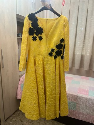 Vestido midi amarillo con flores negras