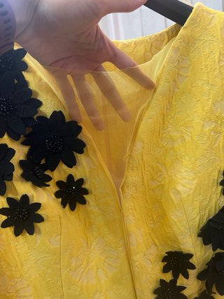 Vestido midi amarillo con flores negras