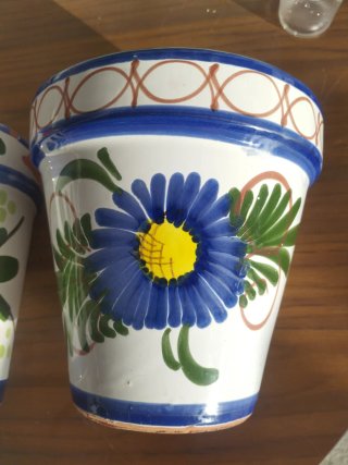 Maceteros de terracota pintados a mano