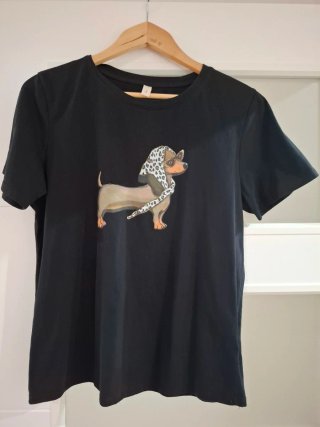 Camiseta negra con estampado de perro