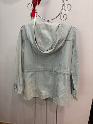 Cazadora vaquera con capucha