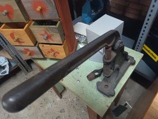 Máquina para forrar botones con fornituras y molde
